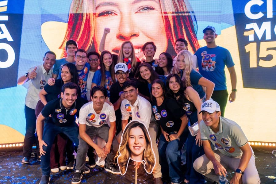 Tropa da Cibele reunida no palco durante evento
