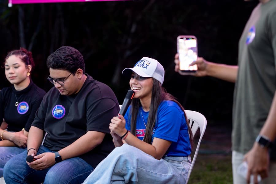 Jovem integrante da Tropa falando ao microfone