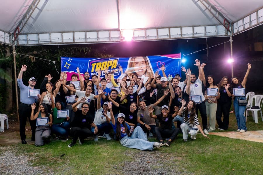 Integrantes da Tropa comemorando com certificados
